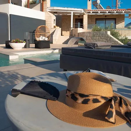 Apartment Indigo With Private Pool-gym-sauna-bbq By Hospi